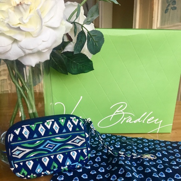 Vera Bradley zip around cosmetic case - Picture 6 of 6